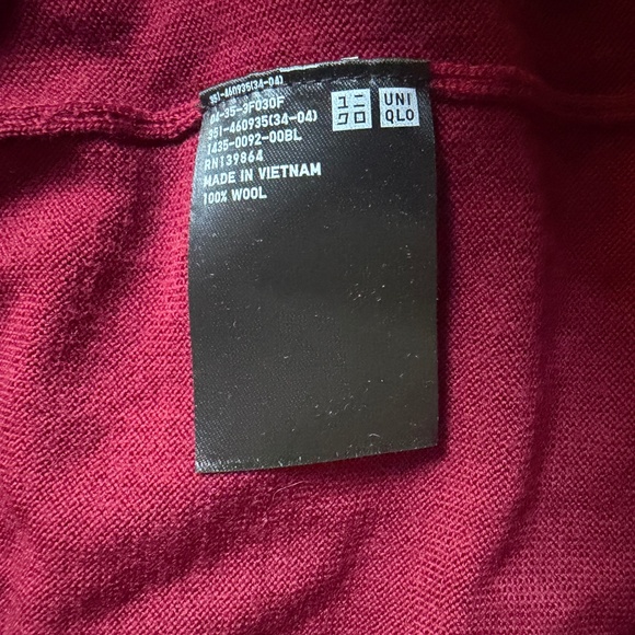 Uniqlo Men’s 100% Merino Wool V-Neck Sweater in Dark Red Burgundy Wine | Size L - Picture 8 of 9
